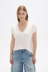 Remera manga corta color gris oscuro, con cuello en V y corte holgado.