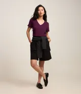 Remera básica celeste de media malla, con escote en V y mangas cortas.