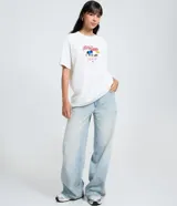Remera de algodón color blanco con cuello redondo y mangas cortas. Presenta una estampa frontal con el personaje Mickey Mouse, elementos musicales y la frase 'Check the sound! Feel the vibe'.