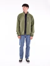 Campera de micropolar verde oliva con cierre frontal, cuello alto y bolsillos laterales con cierre.