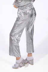 Pantalón plateado de calce holgado, con cintura elastizada y cordón de ajuste.