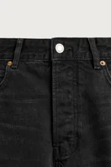 Jeans regular fit de mezclilla celeste con efecto lavado, corte recto y diseño clásico de cinco bolsillos. Cuenta con cierre frontal de botones.