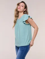 Blusa blanca de broderie con escote redondo, canesú en V con detalle de encaje, frunces en el frente y mangas cortas tipo mariposa.