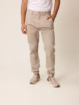 Pantalón bombacha de sarga para hombre, color beige, con pinzas en la cintura y puños elastizados en los tobillos.
