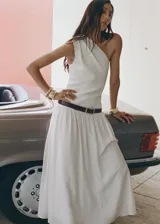 Vestido largo de diseño asimétrico con un solo hombro, confeccionado en tejido combinado con falda fluida y cuerpo ajustado.