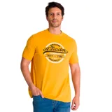 Remera de manga corta y cuello redondo, color amarillo, con estampado gráfico circular en el pecho que incluye texto alusivo a maquinaria pesada.