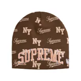 Gorro de lana tipo beanie color marrón con estampado monograma de logotipos Supreme y NY en tono beige. Presenta un bordado frontal en relieve con la palabra SUPREME en letras grandes y un pequeño logo de New Era en el lateral.