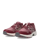 Championes New Balance modelo WT410CR8 para trail running, color bordó con detalles en blanco y suela moteada.