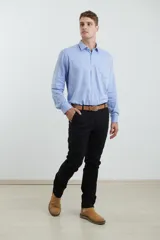 Camisa celeste de vestir, de manga larga y corte clásico.