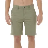 Bermuda de estilo chino en color verde oliva, con cierre de botón y cremallera, bolsillos laterales y trabillas para cinturón.
