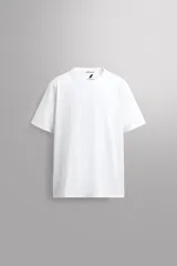 Remera regular fit de algodón color blanco, con cuello redondo en rib doble y manga corta.