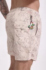 Short de baño celeste con estampado de flores rosas y cordón ajustable en la cintura.