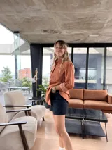 Sobrecamisa color terracota de pana con cuello camisero, cierre frontal con botones, dos bolsillos con solapa en el pecho y mangas largas con puños abotonados.