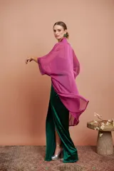 Kimono largo de gasa color obispo, con mangas anchas y corte holgado.