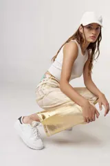 Pantalón de jean corte regular con acabado metalizado plateado, diseño de cinco bolsillos y cierre frontal con botón y cremallera.