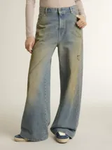 Pantalones de jean de corte boyfriend con efecto desgastado, desgarros y lavado con arena. Tiene cinco bolsillos, tachas laterales y las dobles estrellas en la espalda.