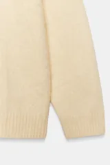 Jersey de punto con mezcla de lana y cashmere, de cuello redondo y manga larga. Presenta un acabado cepillado suave y terminaciones en rib en cuello, puños y bajo.