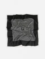 Pañuelo cuadrado de satén con estampado geométrico de líneas blancas que forman cuadrados concéntricos sobre fondo negro y borde blanco.