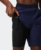 Short deportivo Fabletics modelo The Fundamental II, color azul marino, con cintura elástica y diseño de alto rendimiento para entrenamiento.