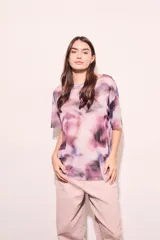Remera oversize de tul con estampado abstracto en tonos rosa, lila y negro.