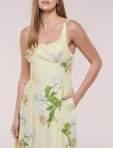 Vestido midi de algodón color amarillo con estampado floral, marca Julia Jordan, escote recto, breteles anchos y falda de caída amplia con bolsillos laterales.