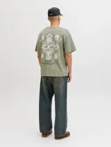 Remera de manga corta color verde militar, de corte oversize y cuello redondo, con pequeño texto estampado en el pecho.