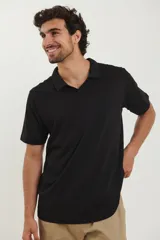 Chomba negra de piqué con cuello clásico y mangas cortas.