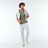Pantalón de jogging gris claro, de corte recto y puños ajustados.
