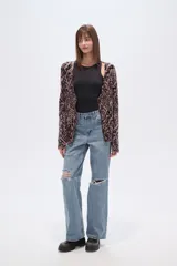 Cardigan de punto con estampado animal print en tonos rosado y negro, de manga larga y escote en V.