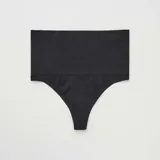 Tanga negra de tiro alto con efecto moldeador.