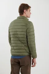 Campera puffer azul marino con cierre frontal, cuello alto y bolsillos laterales con cierre.