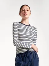 Camiseta de manga larga con cuello redondo, confeccionada en tejido de punto acanalado con diseño de rayas horizontales finas en contraste.