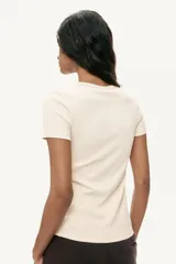 Remera de punto acanalado de algodón, de corte entallado con cuello redondo fino ribeteado, mangas cortas y bajo recto.