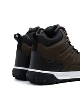 Bota de trekking de caña alta modelo Alpes, confeccionada en ecocuero marrón con refuerzos negros en puntera y talón. Cuenta con cuello acolchado, ojalillos metálicos, cordones bicolores y suela dentada antideslizante con entresuela blanca.