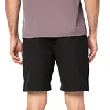 Short deportivo negro con cintura elástica, cordón ajustable y aberturas laterales. Presenta un pequeño logo circular en la parte inferior de la pierna izquierda.