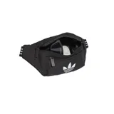 Riñonera Adidas Adicolor Classic de color negro, con el logotipo del Trifolio y la inscripción de la marca estampados en blanco en la parte frontal. Cuenta con compartimento principal con cierre de doble cremallera y un bolsillo frontal adicional con cierre, además de una correa ajustable con detalles de las tres tiras características de la marca.