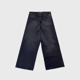 Jean ultra baggy de color negro con lavado acid wash y costuras curvas decorativas en las piernas.