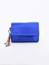 Bandolera azul con solapa y cierre magnético. Incluye correa de hombro ajustable y desmontable, y un llavero de cordones de colores.