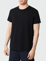 Remera de cuello redondo y manga corta marca Boss, confeccionada en algodón, con logo de la marca bordado en el pecho.