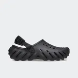 Zuecos Crocs modelo Echo Clog de color negro, con diseño moldeado de estilo urbano y deportivo, aberturas de ventilación y tira ajustable en el talón.