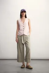 Chaleco de lino color verde oscuro, con escote en V, cierre frontal con botones y corte recto.