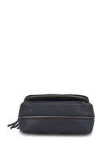 Cartera bandolera Hush Puppies modelo V26Lf Derby Cross, color negro, de diseño estructurado con solapa frontal, cierre con cremallera, correa ajustable y herrajes metálicos dorados.