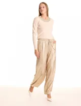 Pantalón wide leg de tela laminada metalizada color blanco, con pretina elástica y lazo de ajuste en la cintura. Cuenta con bolsillos laterales.