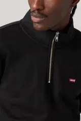 Buzo de algodón color negro con cierre frontal parcial de un cuarto, cuello alto y logo de la marca bordado en el pecho.