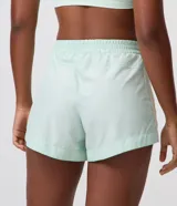Bermuda deportiva femenina modelo runner color verde menta, con cintura elástica y diseño holgado con bajo redondeado.