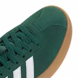 Championes Adidas VL Court 3.0 de estilo urbano inspirado en el skate, confeccionados en gamuza color verde con las icónicas tres tiras laterales en blanco. Presentan suela de goma color caramelo y detalles en dorado en la lengüeta.
