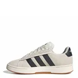 Championes urbanos Adidas modelo Grand Court Alpha, color gris claro con las icónicas tres tiras laterales en negro. Presentan una capellada de gamuza, cordones al tono y suela de goma con diseño de plataforma baja.
