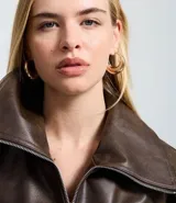 Campera bomber de Blue Steel confeccionada en poliuretano con efecto manchado. Presenta cuello inglés, cierre frontal por cremallera, bolsillos laterales y bajo ajustado.