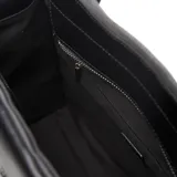 Cartera shopper grande de lona gris con detalles en cuero sintético negro, doble asa de mano y correa ajustable extraíble. Cuenta con un bolsillo frontal externo con cierre y el logo de la marca impreso en plateado.