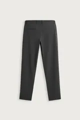 Pantalón de corte slim fit y color negro, confeccionado en tejido elástico. Cuenta con cintura elástica, trabillas, bolsillos frontales y cierre con cremallera y botón.
